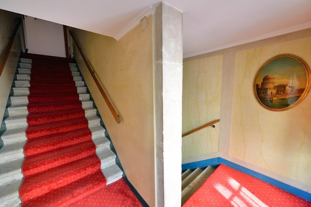 Residenza Ruga Giuffa Castello  Exteriör bild